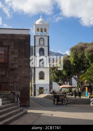 Spanien, Kanarische Inseln, Garachico, Dezember 19, Hauptplatz mit Treppen Pferdekutsche Gruppe von Touristen zu Fuß auf der Bank und entspannen mit Stockfoto