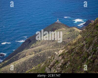 Blick auf Faro de Anaga Leuchtturm mit grünen Hügeln blaues Meer atlantische Ozeanlandschaft in anaga Berg, teneriffa kanarische Insel spanien Stockfoto
