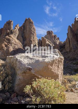 Großer weißer quadratischer Stein mit Blick auf die berühmte Felsformation Roques de Garcia auf teneriffa kanarische Insel unesco geschützte Landschaft, blauer Himmel Hintergrund Stockfoto