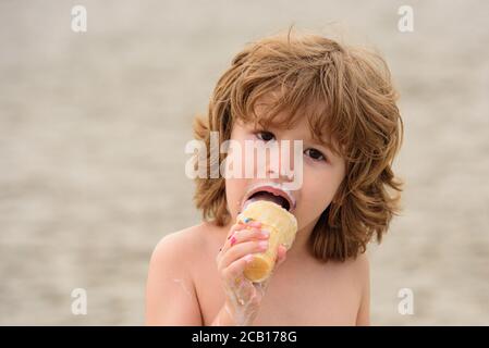 Kinder essen leckeres frisches Eis im Freien an warmen sonnigen Sommertagen. Eiscreme für Kinder. Stockfoto