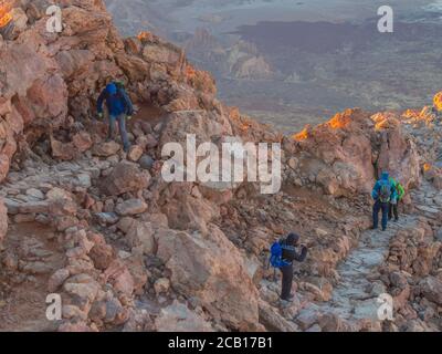 Gruppe von touristischen Wanderern zu Fuß von Sonnenaufgang auf steilen Fußweg der Gipfel des Pico del teide Vulkans höchsten spanischen Berg auf teneriffa kanarische Insel Stockfoto