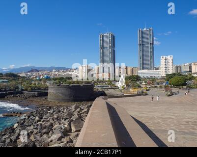 Spanien, Kanarische Inseln, Teneriffa, Santa Cruz de Tenerife, 27. Dezember 2017: Blick auf den Hochhaus-Wolkenkratzer des Hotelkomplexes vom Meer aus Stockfoto