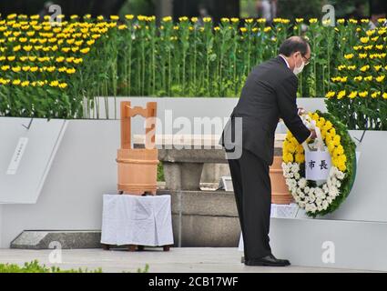 Der Bürgermeister von Hiroshima Kazumi Matsui bietet am 6. August 2020 im Hiroshima Peace Memorial Park in Hiroshima, Japan, einen Kranz während der Feier des 75. Jahrestages der Gedenkfeier für Atombombenopfer an. Quelle: AFLO/Alamy Live News Stockfoto