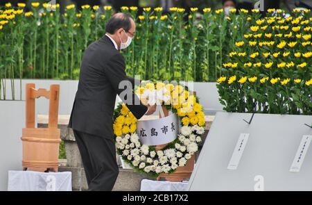 Der Bürgermeister von Hiroshima Kazumi Matsui bietet am 6. August 2020 im Hiroshima Peace Memorial Park in Hiroshima, Japan, einen Kranz während der Feier des 75. Jahrestages der Gedenkfeier für Atombombenopfer an. Quelle: AFLO/Alamy Live News Stockfoto