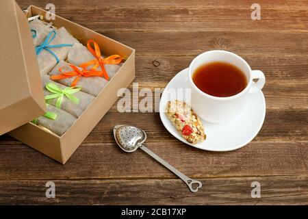 Tasse schwarzen Tee, eine Bar Müsli und Boxen mit Bars Stockfoto