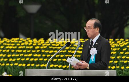 Der Bürgermeister von Hiroshima, Kazumi Matsui, hält am 6. August 2020 im Hiroshima Peace Memorial Park in Hiroshima, Japan, eine Rede während der Zeremonie zum 75. Jahrestag der Gedenkfeier für Atombombenopfer. Quelle: AFLO/Alamy Live News Stockfoto