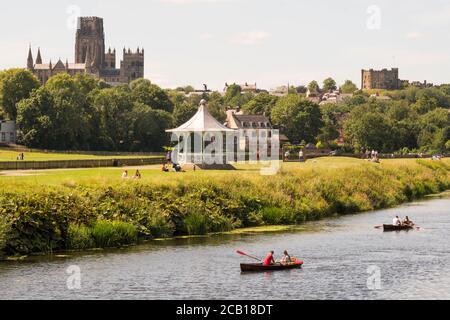 Paare Ruderboote auf dem Fluss tragen in Durham City mit der Kathedrale und Schloss im Hintergrund, England, Großbritannien Stockfoto