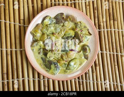 Pilzperatal, Omas Pilz Dry Curry, indische Art Rührpilze gebraten Stockfoto