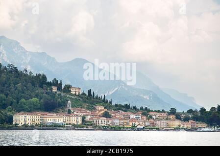 Skyline Von Bellagio City. Italien. Panoramablick auf den Comer See mit Alpen. Morgen. Wolkiger Himmel. Stockfoto