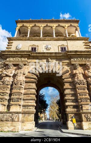 Stadttor Porta Nuova in der Altstadt, Palermo, Sizilien, Italien Stockfoto