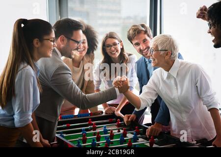 Mitarbeiter Spielen Table Soccer indoor Spiel im Büro während der Pausenzeit Stockfoto