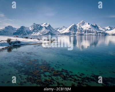 Schneebedeckte Gipfel der Lyngenalpen, Vaggastindan, Gletscher Vaggasblaisen, Stortinden, Luftaufnahme, Troms, Norwegen Stockfoto