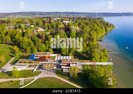 Buchheim Museum der Imagination am Starnberger See, im Hintergrund Burg Hoehenried, bei Bernried am Starnberger See, Drohnenaufnahme Stockfoto