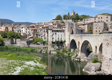 Blick auf die Stadt Besalu am Rio Fluvia, Provinz Girona, Region Katalonien, Spanien Stockfoto