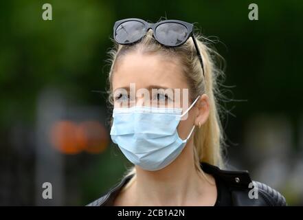 Frau trägt Mundmaske richtig über Nase und Mund, Porträt, Corona Krise, Deutschland Stockfoto