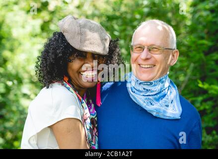 Porträt eines lachenden Ehepaares, einer dunkelhäutigen Frau und eines hellhäutigen Mannes, eines reifen Paares, Deutschland Stockfoto