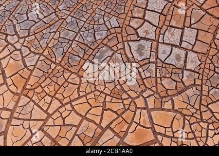 Risse im Tonboden bilden eine mosaikartige Struktur, Geothermiefeld, Namafjall, Myvatn, Krafla vulkanisches System, Island Stockfoto