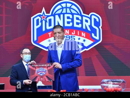 Qingdao. August 2020. Der renommierte chinesische Basketballspieler Menk Bateer (R) posiert mit Vertretern der Tianjin Pioneers während der 2020 CBA Entwürfen Lotteriezeremonie in Qingdao in der ostchinesischen Provinz Shandong am 10. August 2020. Shanghai Sharks gewann den ersten Pick, Guangzhou Loong Lions und Tianjin Pioneers den zweiten und dritten Pick. Quelle: Zhu Zheng/Xinhua/Alamy Live News Stockfoto