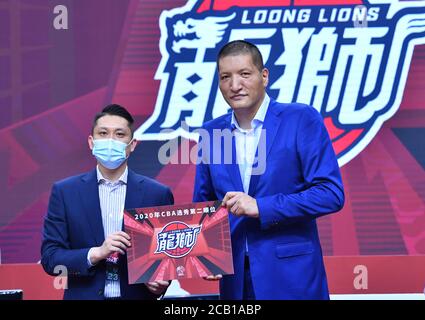 Qingdao. August 2020. Der renommierte chinesische Basketballspieler Menk Bateer (R) posiert mit einem Vertreter von Guangzhou Loong Lions während der 2020 CBA Entwürfen Lotteriezeremonie in Qingdao in der ostchinesischen Provinz Shandong am 10. August 2020. Shanghai Sharks gewann den ersten Pick, Guangzhou Loong Lions und Tianjin Pioneers den zweiten und dritten Pick. Quelle: Zhu Zheng/Xinhua/Alamy Live News Stockfoto