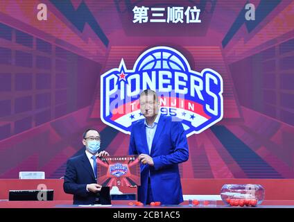 Qingdao. August 2020. Der renommierte chinesische Basketballspieler Menk Bateer (R) posiert mit Vertretern der Tianjin Pioneers während der 2020 CBA Entwürfen Lotteriezeremonie in Qingdao in der ostchinesischen Provinz Shandong am 10. August 2020. Shanghai Sharks gewann den ersten Pick, Guangzhou Loong Lions und Tianjin Pioneers den zweiten und dritten Pick. Quelle: Zhu Zheng/Xinhua/Alamy Live News Stockfoto