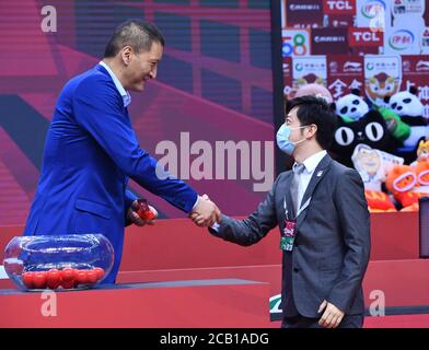 Qingdao. August 2020. Der renommierte chinesische Basketballspieler Menk Bateer (L) schüttelt sich während der 2020 CBA-Lotterieverlosung in Qingdao in der ostchinesischen Provinz Shandong am 10. August 2020 die Hände mit Vertretern der Shanghai Sharks. Shanghai Sharks gewann den ersten Pick, Guangzhou Loong Lions und Tianjin Pioneers den zweiten und dritten Pick. Quelle: Zhu Zheng/Xinhua/Alamy Live News Stockfoto