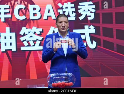 Qingdao. August 2020. Der renommierte chinesische Basketballspieler Menk Bateer überreicht am 2020 10. August 2020 in Qingdao in der ostchinesischen Provinz Shandong einen Unentschieden mit dem Namen Shanghai Sharks. Shanghai Sharks gewann den ersten Pick, Guangzhou Loong Lions und Tianjin Pioneers den zweiten und dritten Pick. Quelle: Zhu Zheng/Xinhua/Alamy Live News Stockfoto