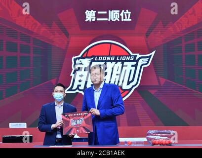 Qingdao. August 2020. Der renommierte chinesische Basketballspieler Menk Bateer (R) posiert mit einem Vertreter von Guangzhou Loong Lions während der 2020 CBA Entwürfen Lotteriezeremonie in Qingdao in der ostchinesischen Provinz Shandong am 10. August 2020. Shanghai Sharks gewann den ersten Pick, Guangzhou Loong Lions und Tianjin Pioneers den zweiten und dritten Pick. Quelle: Zhu Zheng/Xinhua/Alamy Live News Stockfoto