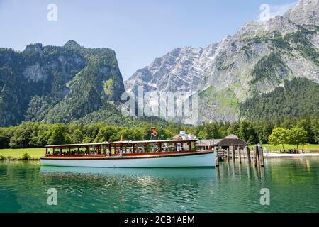 Ausflugsboot in St. Bartholomae mit Watzmann-Massiv, Nationalpark Berchtesgaden, Berchtesgadener Land, Oberbayern, Bayern, Deutschland Stockfoto