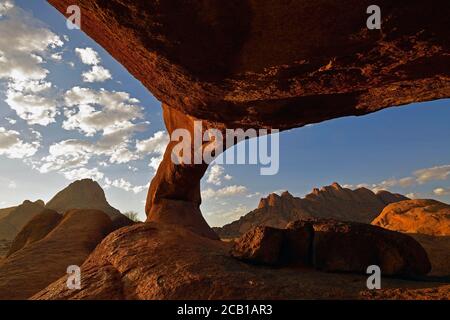 Natürliche, Rock Bogenbrücke im Bereich Spitzkoppe, Damaraland, Namibia Stockfoto