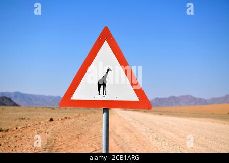 Straßenschild warnt vor der Kreuzung Giraffen, Namibia