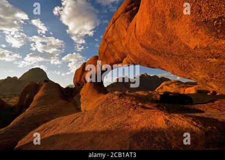 Natürliche, Rock Bogenbrücke im Bereich Spitzkoppe, Damaraland, Namibia Stockfoto