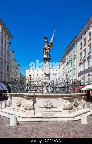 Floriani-Brunnen auf dem Alten Marktplatz, Salzburg, Österreich Stockfoto