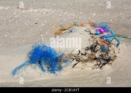 Plastikmüll am Strand der unbewohnten Nordseeinsel Minsener Oog, Nationalpark Niedersächsisches Wattenmeer, Niedersachsen, Deutschland Stockfoto