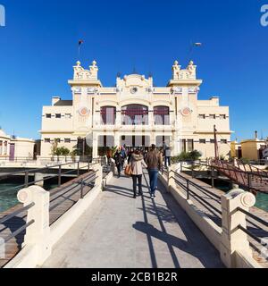 Touristen gehen auf Pier zum ehemaligen Badehaus, Kurhaus im Jugendstil, Mondello in der Nähe von Palermo, Sizilien, Italien Stockfoto