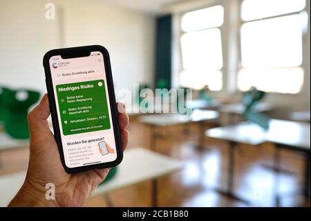 Smartphone mit Corona Warning App im Klassenzimmer, Corona Crisis, Deutschland Stockfoto