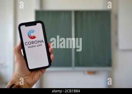 Smartphone mit Corona Warning App im Klassenzimmer, Corona Crisis, Deutschland Stockfoto