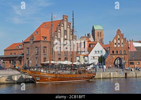 Restaurant im ehemaligen Lagerhaus, Wassertor und Nikolaikirche, Hafen, Wismar, Mecklenburg-Vorpommern, Deutschland Stockfoto