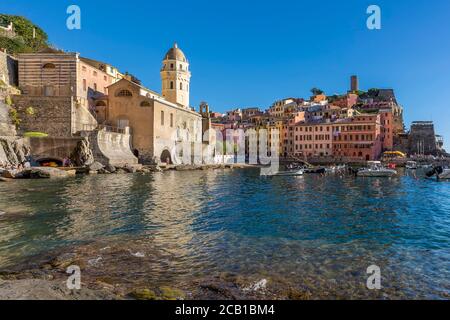 Wunderbare Ansicht von unten auf die berühmte Cinque Terre Küstendorf Vernazza, Ligurien, Italien, an einem sonnigen Sommertag Stockfoto