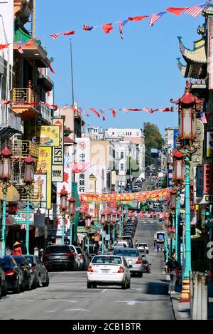 Grant Avenue mit chinesischer Werbung, amerikanischen und chinesischen Flaggen in Chinatown, San Francisco, Kalifornien, USA Stockfoto