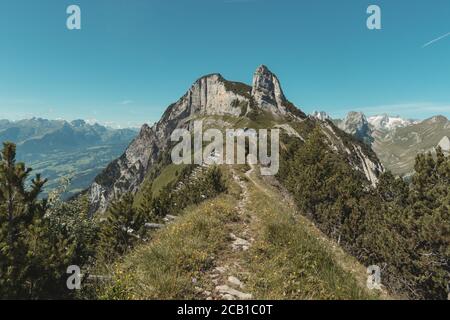 Schöner Wanderweg in Richtung Staubern im Sommersaison Stockfoto