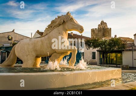 Statue von weißem camargue Pferd in Saintes Maries de la Mer, Frankreich, Südfrankreich, Europa Stockfoto
