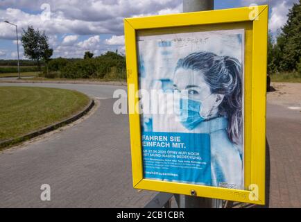 04. August 2020, Mecklenburg-Vorpommern, Lützow: Haltestelle für Schulbusse vor der Lützow Grund- und Realschule. Foto: Jens Büttner/dpa-Zentralbild/ZB Stockfoto