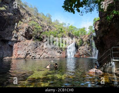 Touristen schwimmen in einem Tauchbecken an den Florence Falls, Litchfield National Park, in der Nähe von Darwin, Northern Territory, NT, Australien Stockfoto