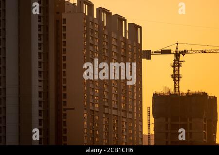 Mumbai, Maharashtra, Indien - März 2020: Das Licht der Sonne trifft die Glasfenster eines modernen Hochhauses im Vorort Kandivali. Stockfoto