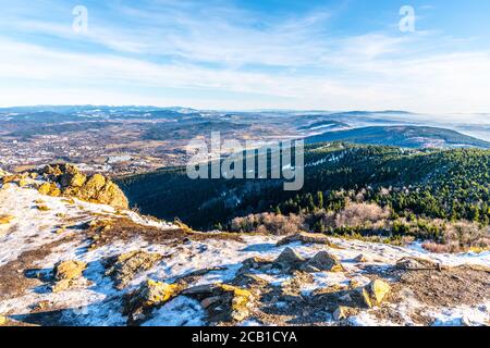 Schöne Aussicht auf Liberec und die umliegenden Berge an sonnigen Wintertagen. Aussichtspunkt vom Jested Mountain, Tschechische Republik. Stockfoto