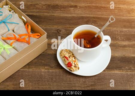 Tasse schwarzen Tee, eine Bar Müsli und Boxen mit Bars Stockfoto