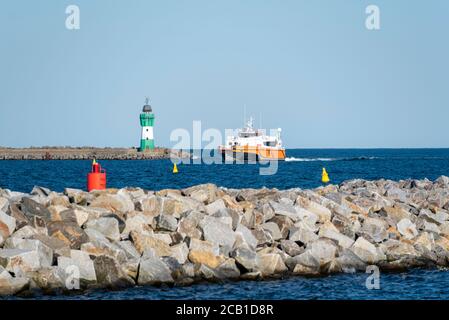 Sassnitz Mukran, Deutschland. August 2020. Der Offshore-Lieferant 'World Bora' betritt den Hafen. Ein kleiner Leuchtturm, ein achteckiger und 14 Meter hoher Betonturm, wurde 1995 auf dem Kopf der Hafenmole am Hafeneingang errichtet. Quelle: Stephan Schulz/dpa-Zentralbild/ZB/dpa/Alamy Live News Stockfoto