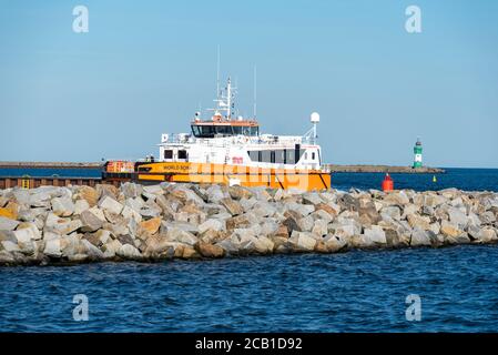 Sassnitz Mukran, Deutschland. August 2020. Der Offshore-Lieferant 'World Bora' betritt den Hafen. Ein kleiner Leuchtturm, ein achteckiger und 14 Meter hoher Betonturm, wurde 1995 auf dem Kopf der Hafenmole am Hafeneingang errichtet. Quelle: Stephan Schulz/dpa-Zentralbild/ZB/dpa/Alamy Live News Stockfoto