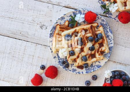Hausgemachte Waffeln mit Heidelbeeren zum Sommerfrühstück. Von oben geschossen, flach liegend Stockfoto