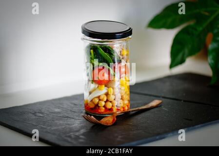 Hausgemachter Salat im Glas mit Thunfisch und Gemüse. Gesunde Ernährung, Ernährung, Entgiftung, saubere Ernährung Konzept. Gesundes Mittagsessen. Stockfoto